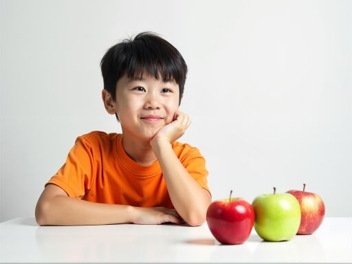 사과와 함께 웃는 아이