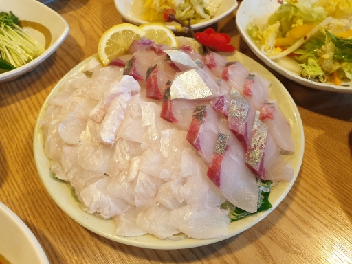 녹색 식물과 흰 젤리