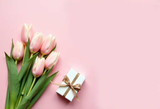 분홍 장미와 선물 상자
