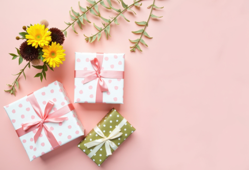 분홍 배경의 선물 상자