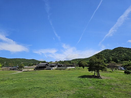 푸른 하늘 아래 녹색 들판과 전통 건물, 산 풍경,